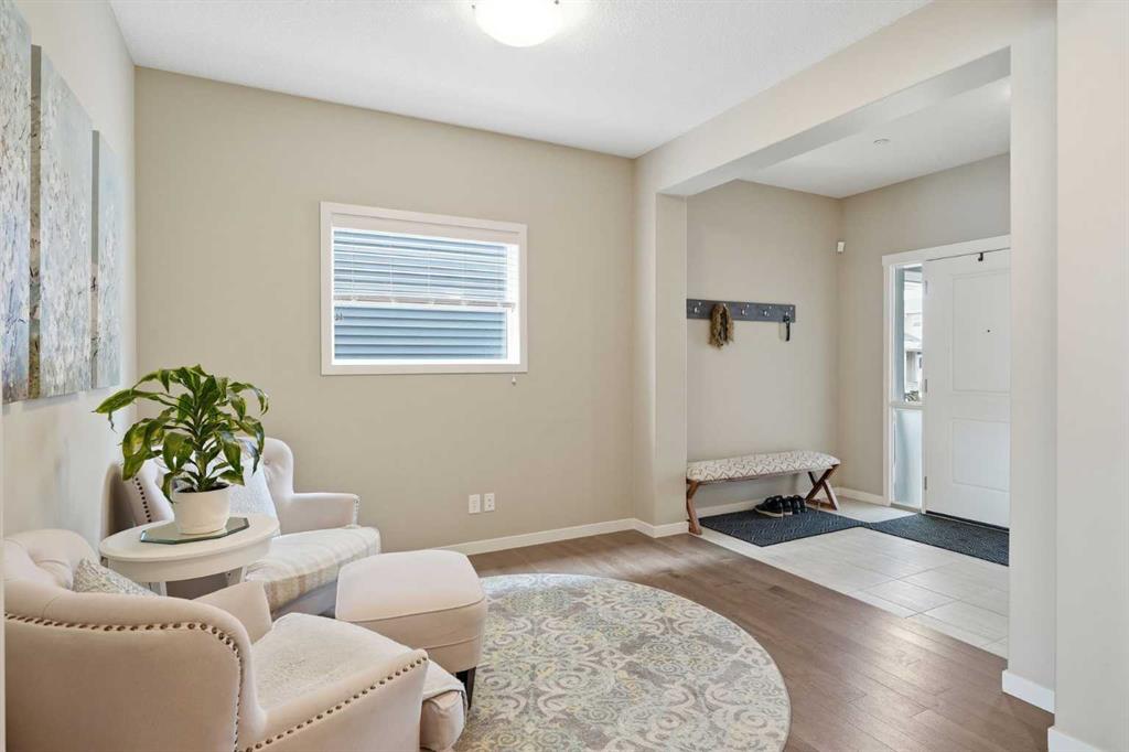 186 Howse Rise NE photo 5