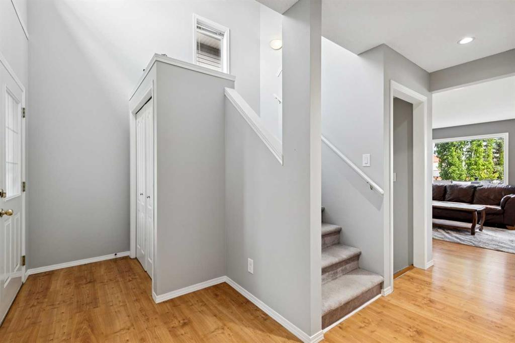 18 Bridlewood Way SW photo 3