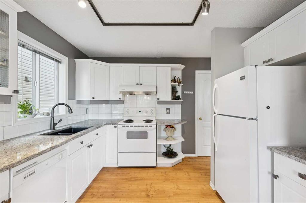 18 Bridlewood Way SW photo 4