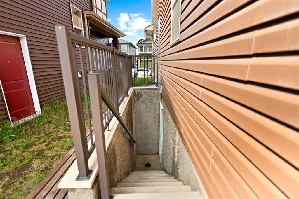 249 Lucas Crescent NW photo 3