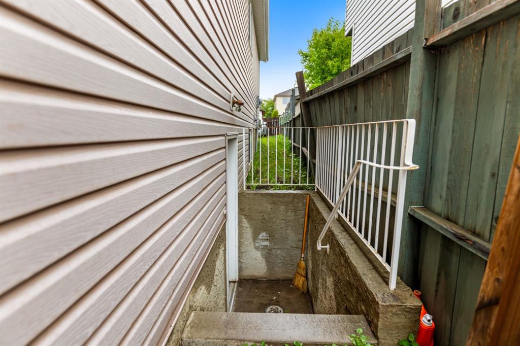 215 Carmel Close NE photo 4