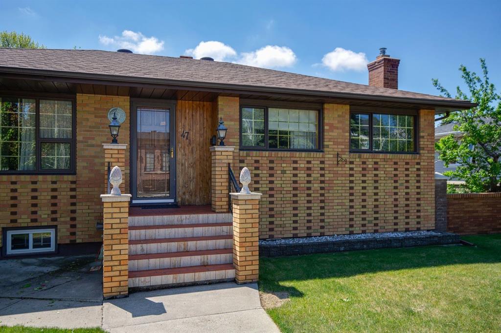 47 Montrose Crescent NE photo 2