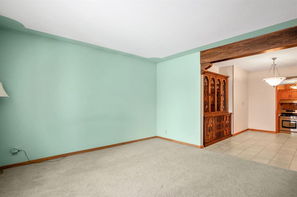47 Montrose Crescent NE photo 5