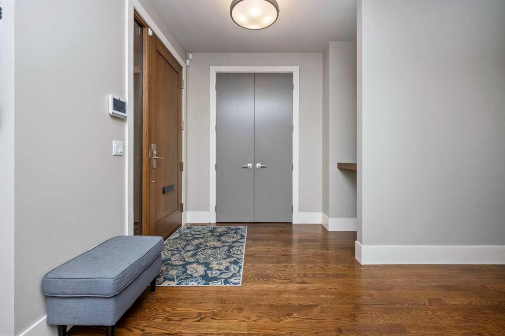 5024 21 Street SW photo 2