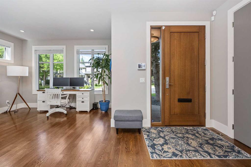 5024 21 Street SW photo 3