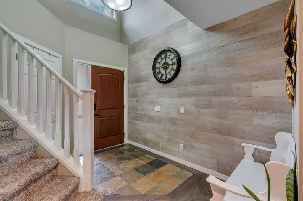 28 Cranwell Crescent SE photo 2
