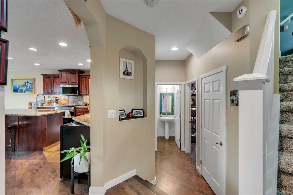 28 Cranwell Crescent SE photo 3