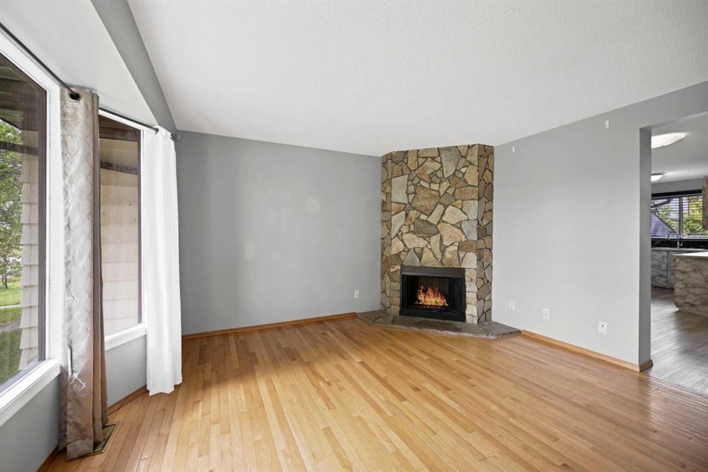 56 Templeridge Crescent NE photo 3