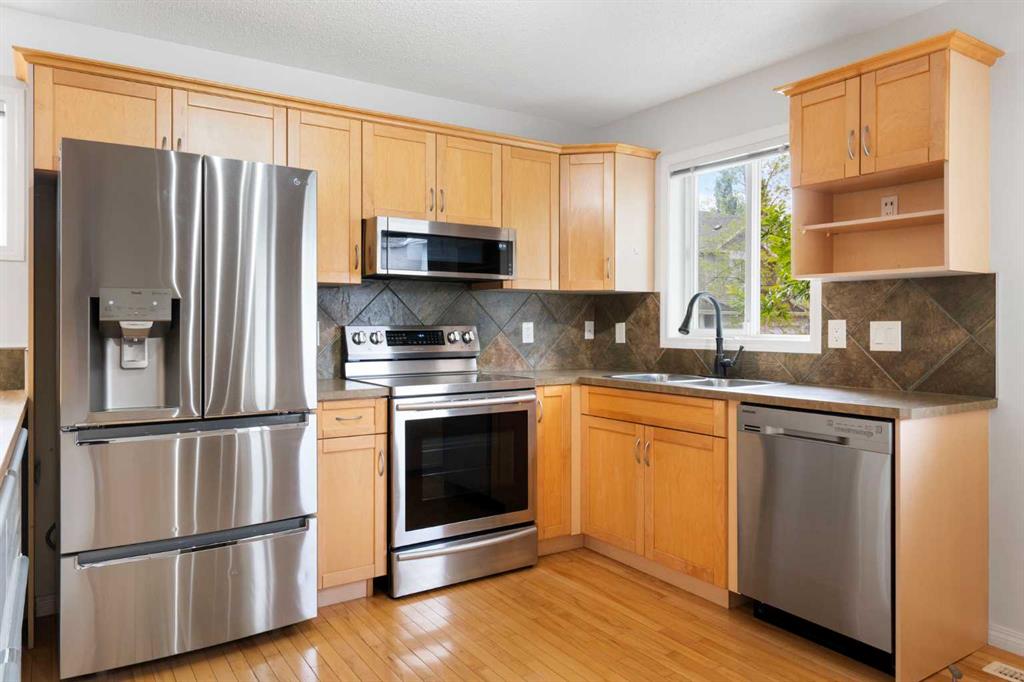 112 Royal Oak Gardens NW photo 4