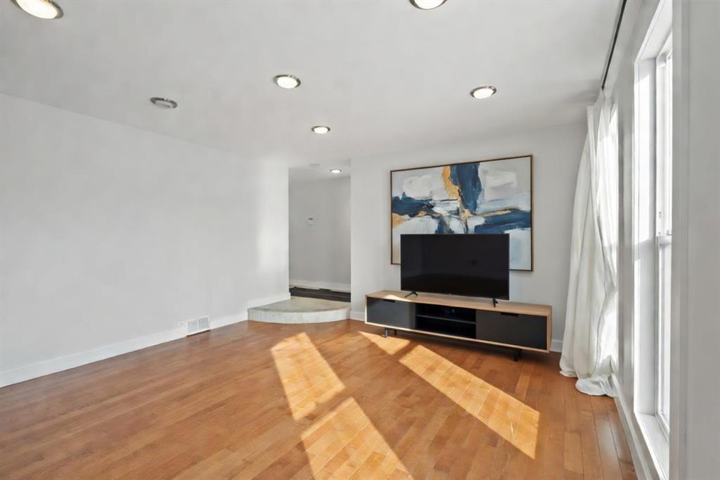 208 Woodpark Place SW photo 4