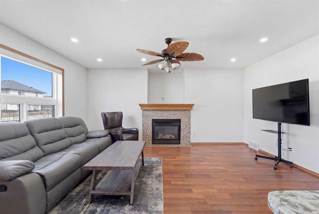 139 Saddlehorn Close NE photo 3