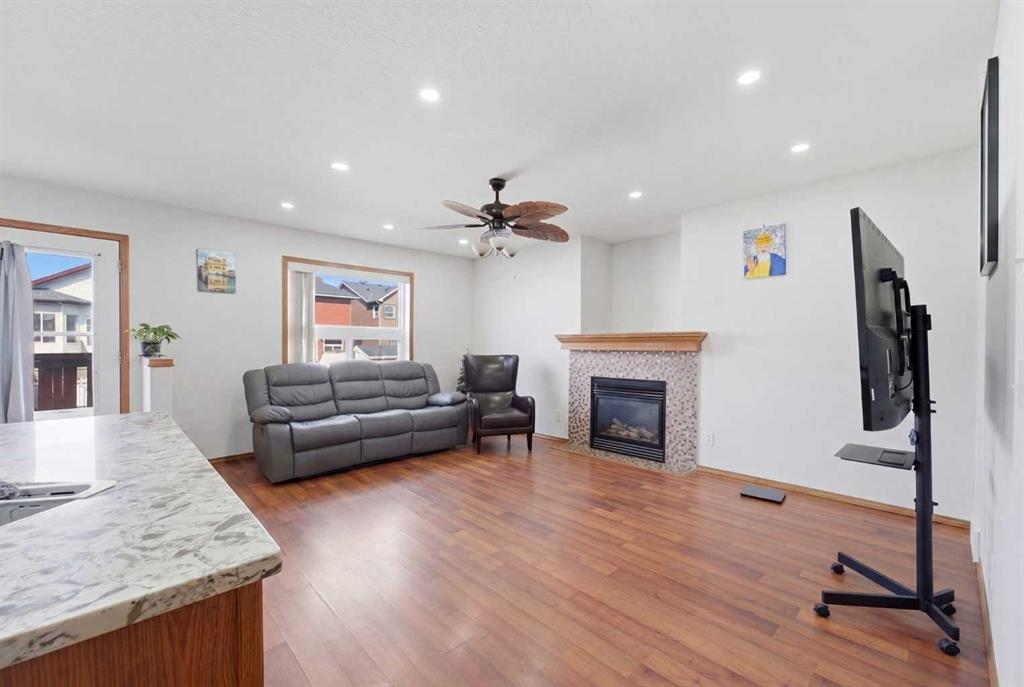 139 Saddlehorn Close NE photo 4