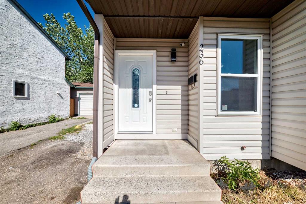 236 Pinemill Mews NE photo 2