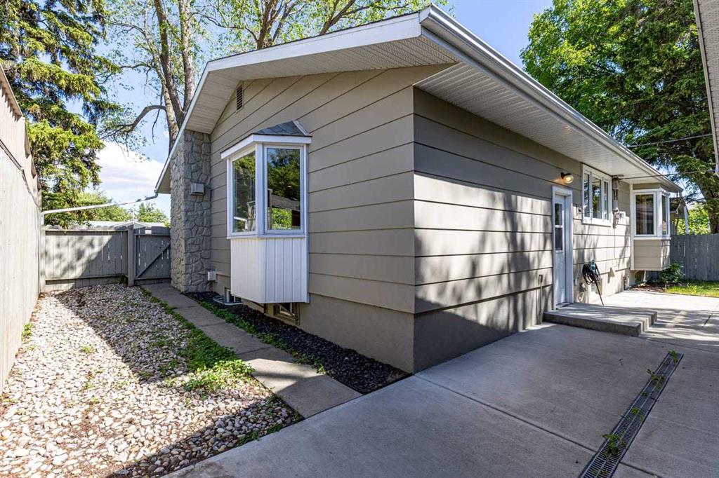 10731 Maplebend Drive SE photo 2