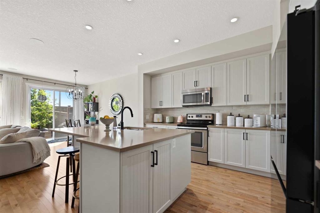 124 Masters Crescent SE photo 4