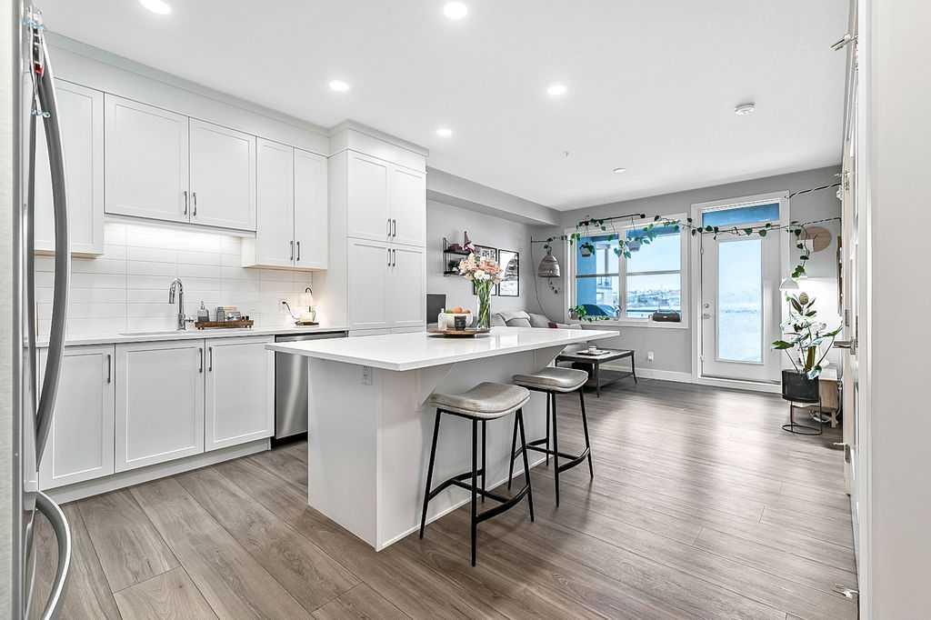 8355 19 Avenue SW #302 photo 5
