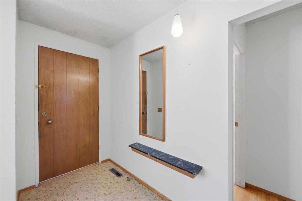 6111 34 Street SW photo 2