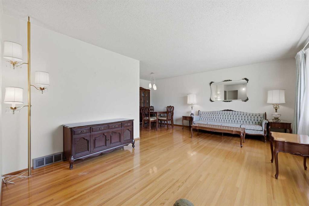 6111 34 Street SW photo 3
