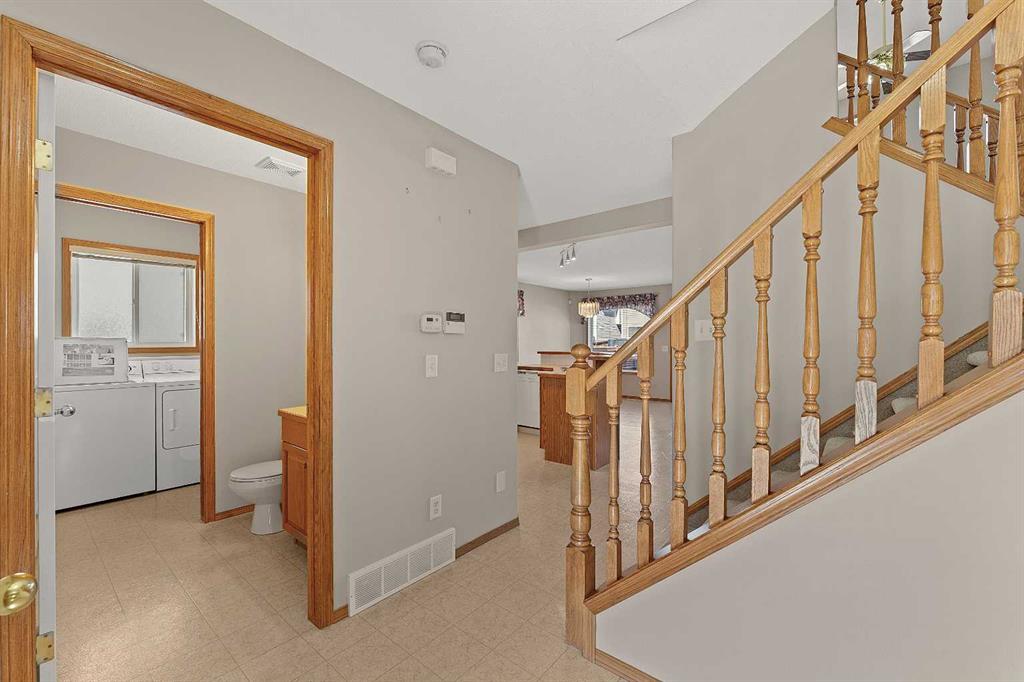 126 Saddleridge Close NE photo 3