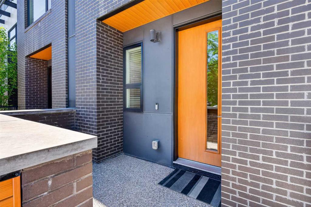 833 77 Street SW photo 2