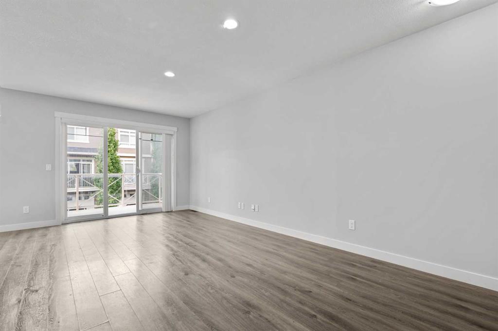 905 Skyview Ranch Grove NE photo 3