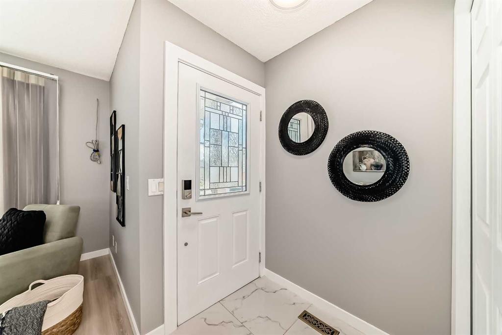 7 Martinview Crescent NE photo 3