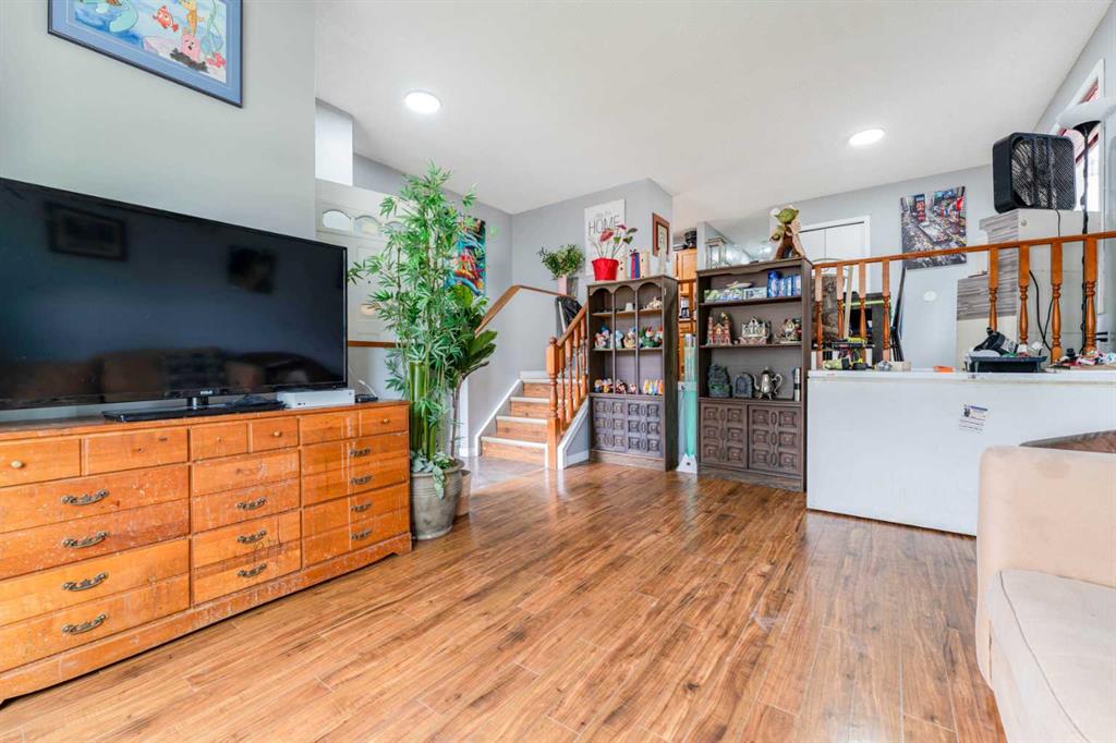 6087 Martingrove Road NE photo 4