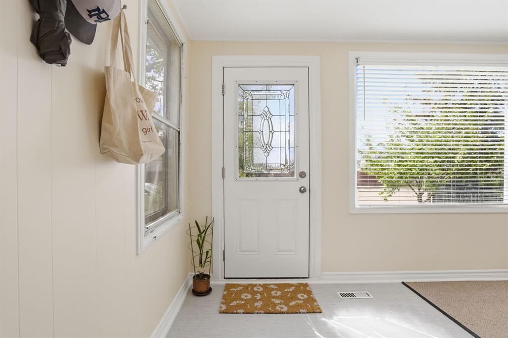 2912 17 Street SE photo 3