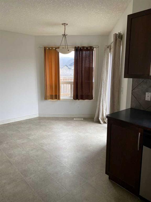 210 Saddlebrook Way NE photo 2