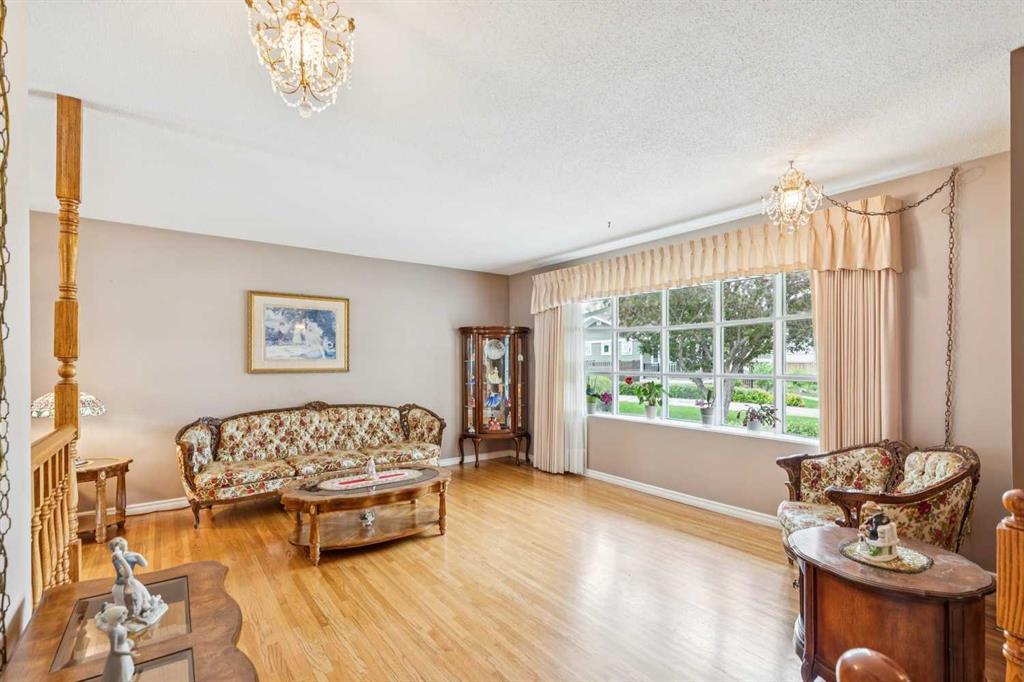 5036 Vallance Crescent NW photo 2