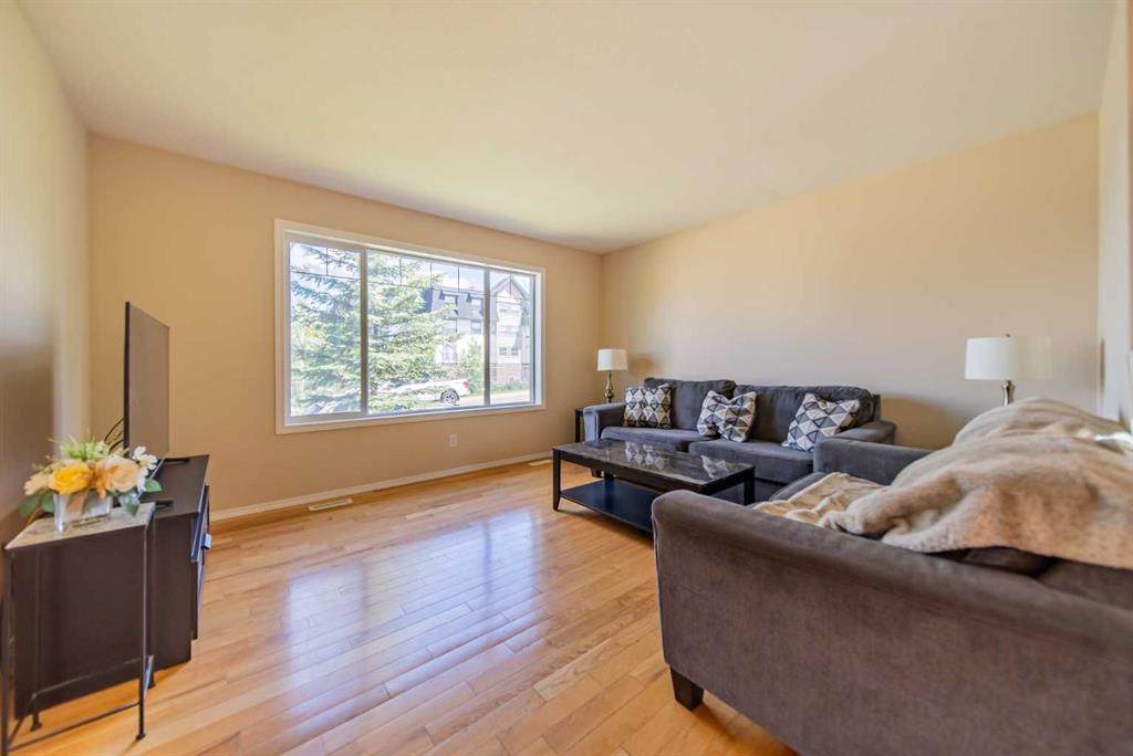 131 Everglen Rise SW photo 5