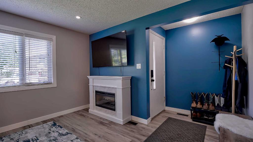 2037 50 Avenue SW photo 2