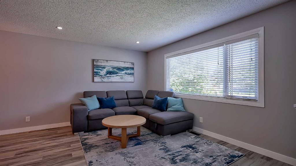 2037 50 Avenue SW photo 3