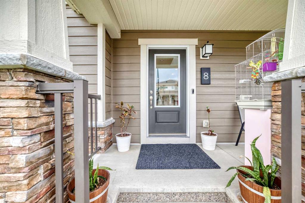 8 Yorkville Link SW photo 3