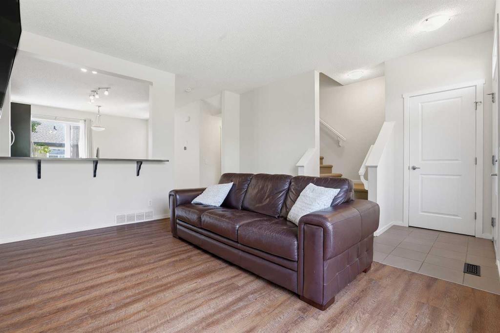 184 Chapalina Square SE photo 4