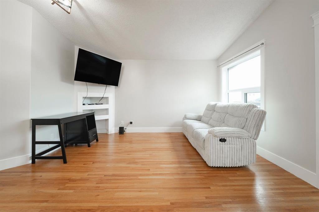 280 Diefenbaker Drive photo 3