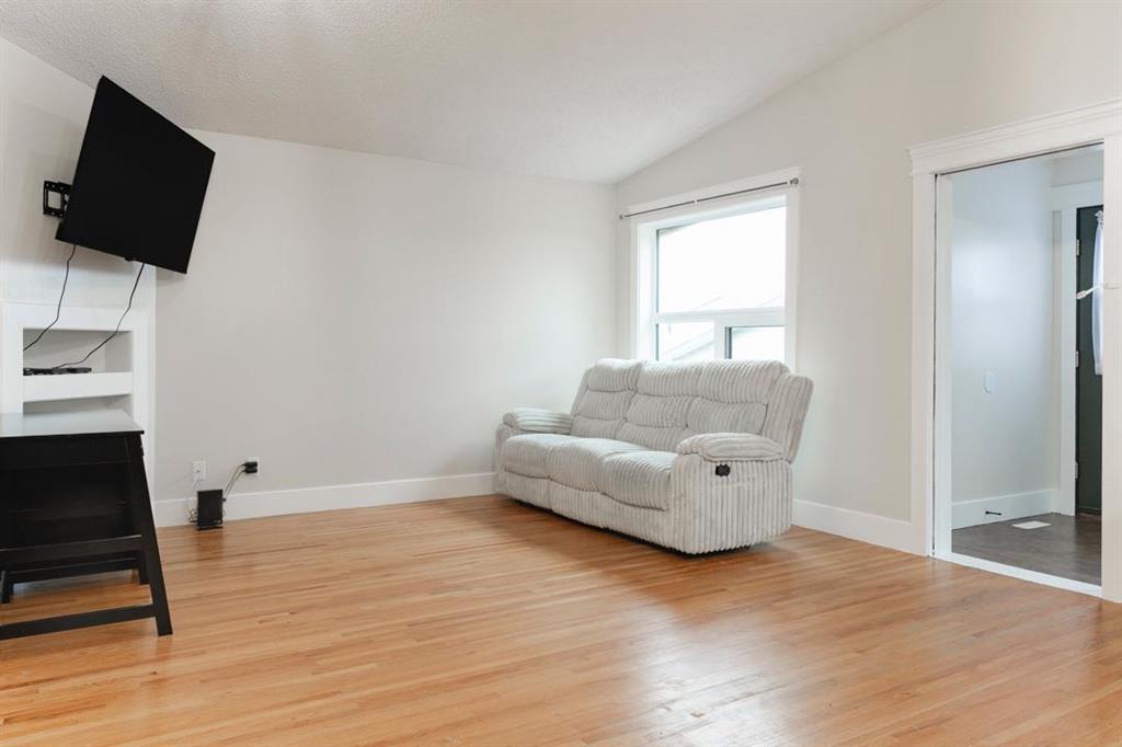 280 Diefenbaker Drive photo 4