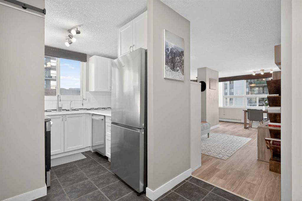 626 15 Avenue SW #402 photo 2