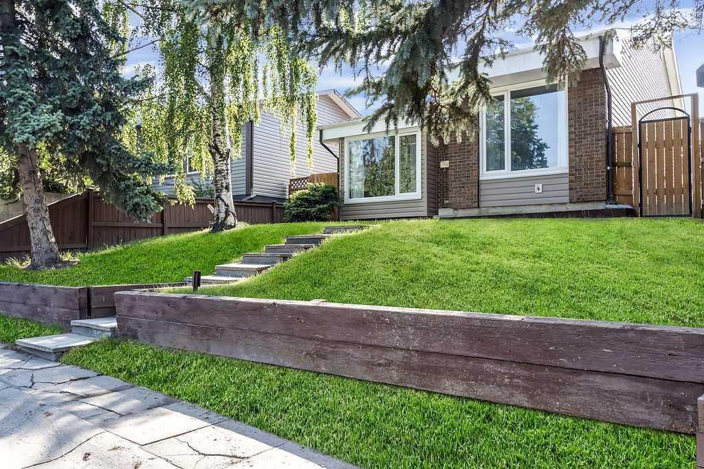 95 Beddington Way NE photo 2
