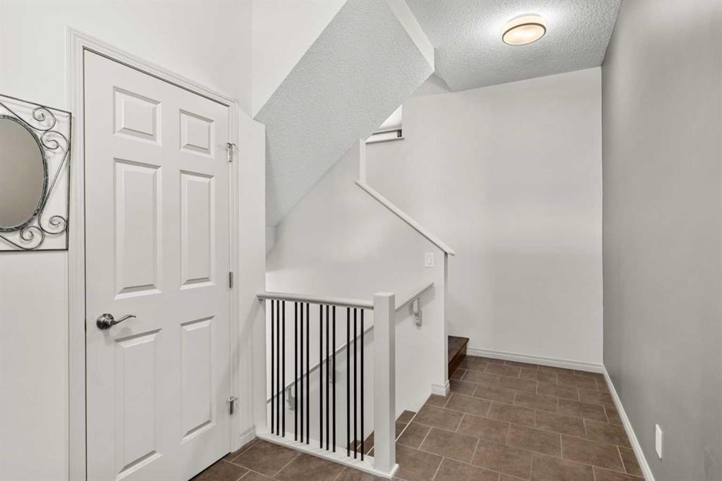 158 Skyview Point Crescent NE photo 4