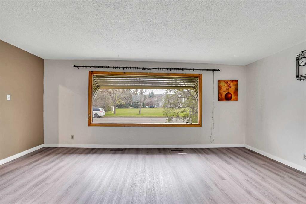 8316 43 Avenue NW photo 3