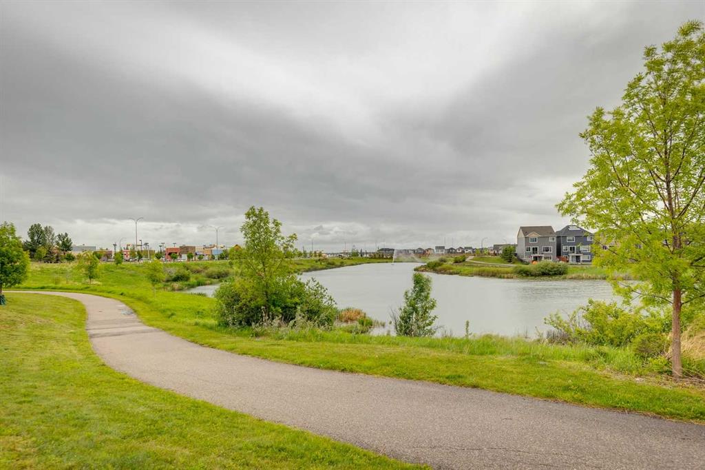 69 Yorkville Green SW photo 4