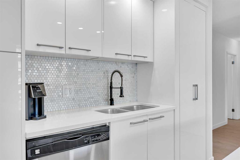 1111 15 Avenue SW #701 photo 2