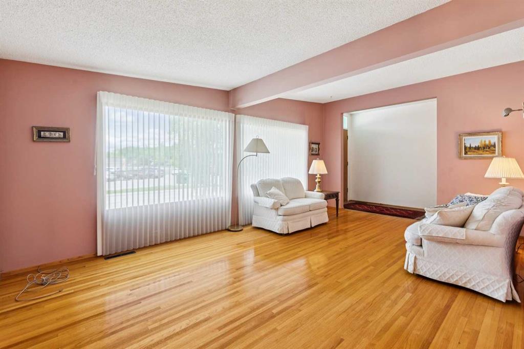 4312 40 Street NW photo 5