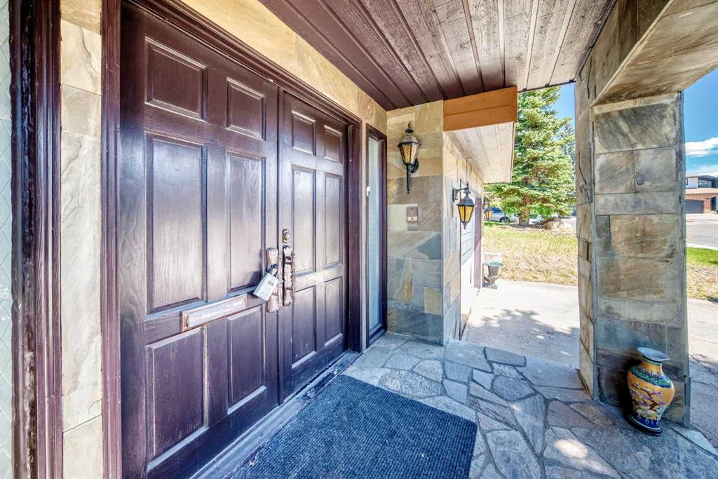 156 Edgehill Close NW photo 3