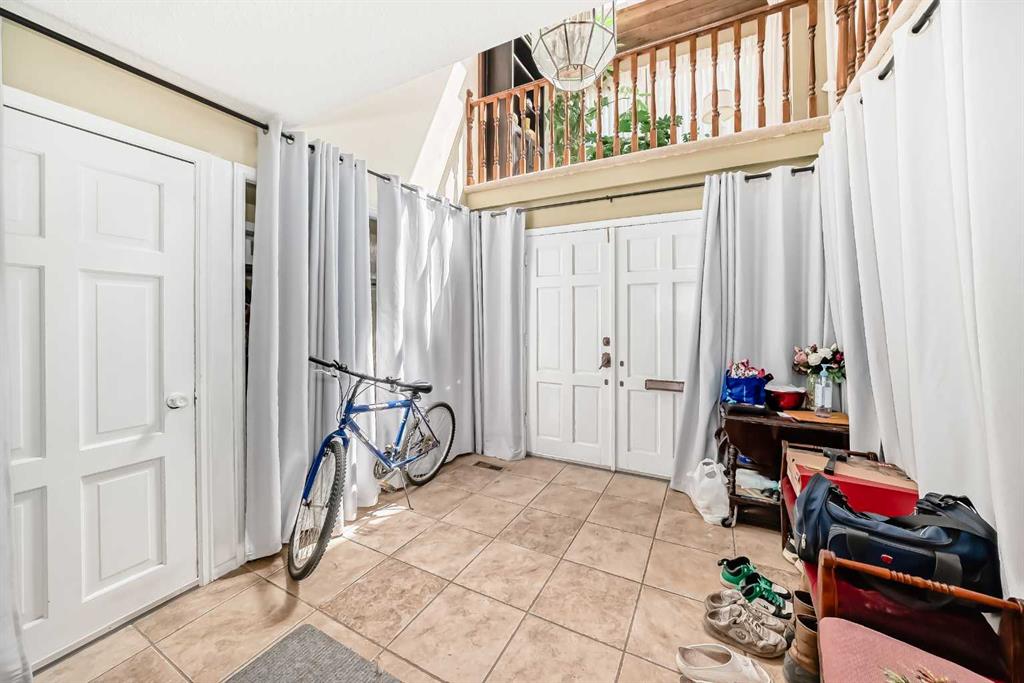 156 Edgehill Close NW photo 4