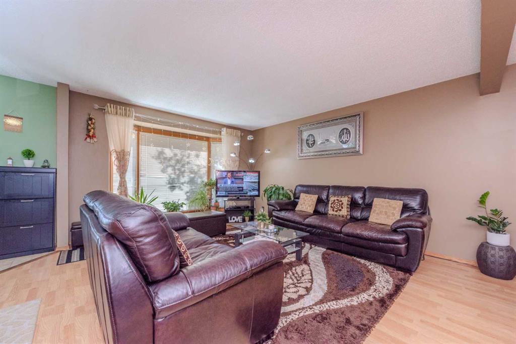 78 Queen Anne Close SE photo 4