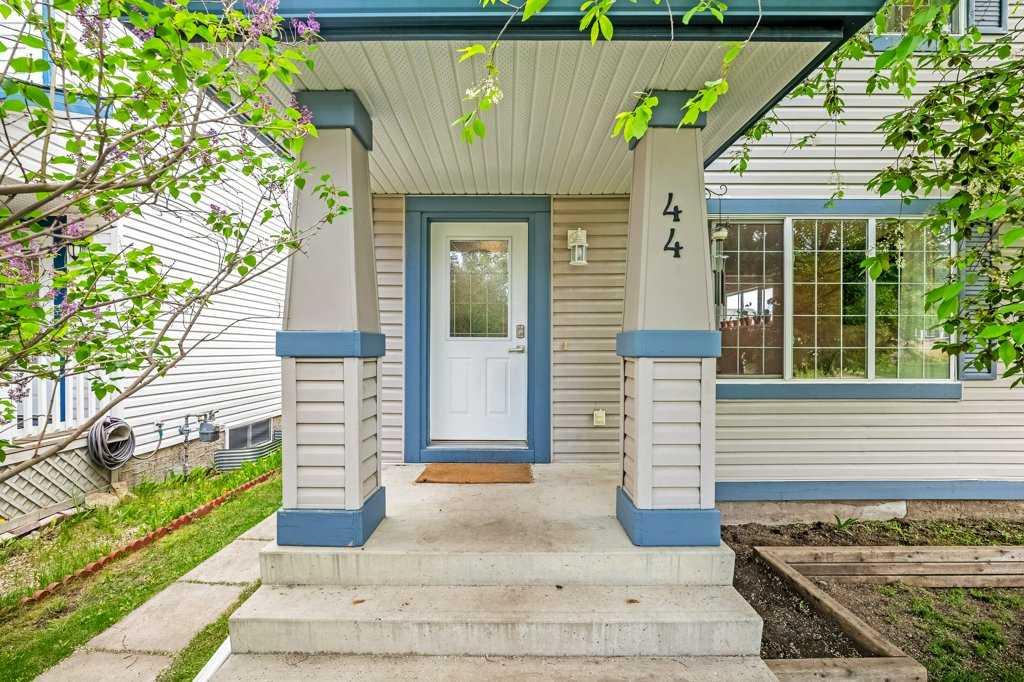 44 Everridge Way SW photo 2