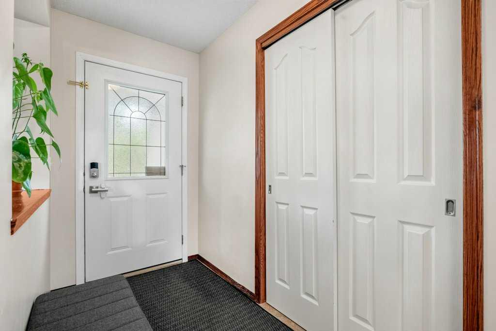 44 Everridge Way SW photo 3