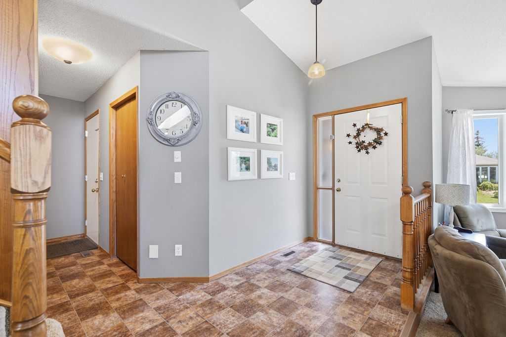 145 Straddock Crescent SW photo 5